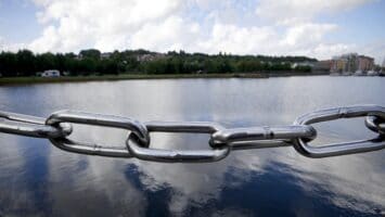 Kæde med flere led med. Photo by Mike from Pexels en sø i baggrunden